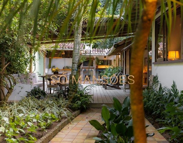 Linda casa aconchegante com 3 suítes à venda no bairro Colina - Trancoso/BA. 