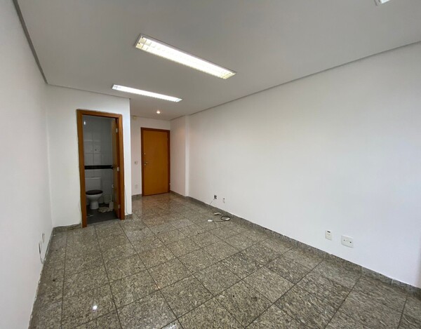 SALA COM EXCELENTE LOCALIZAÇÃO PARA LOCAÇÃO NO ESTORIL