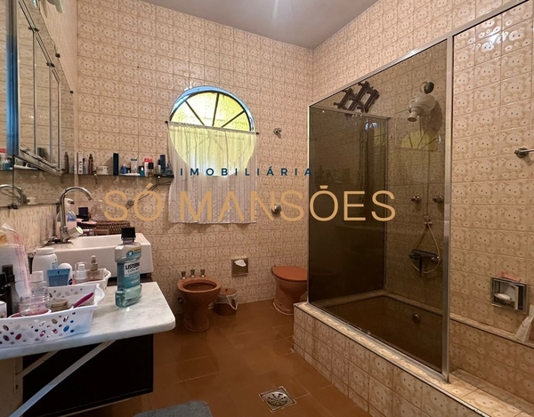 CASA COM EXCELENTE TERRENO DISPONÍVEL PARA VENDA NO CONDOMÍNIO OURO VELHO MANSÕES – NOVA LIMA