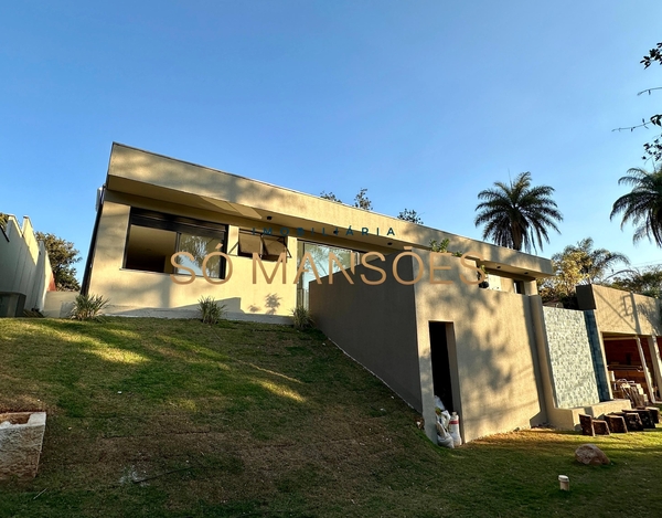 Linda casa linear em fase final de construção à venda no condomínio Vila Del Rey.