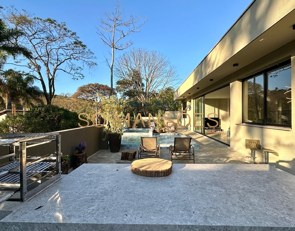 Linda casa linear em fase final de construção à venda no condomínio Vila Del Rey.