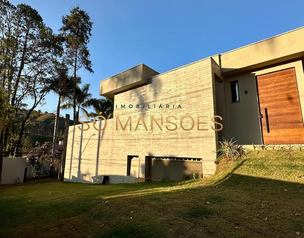 Linda casa linear em fase final de construção à venda no condomínio Vila Del Rey.