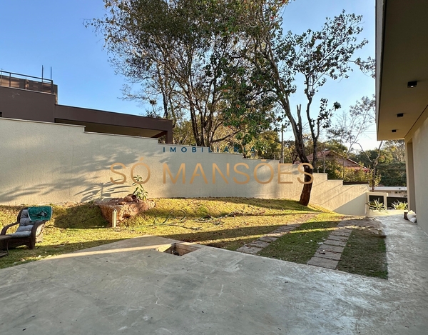 Linda casa linear em fase final de construção à venda no condomínio Vila Del Rey.