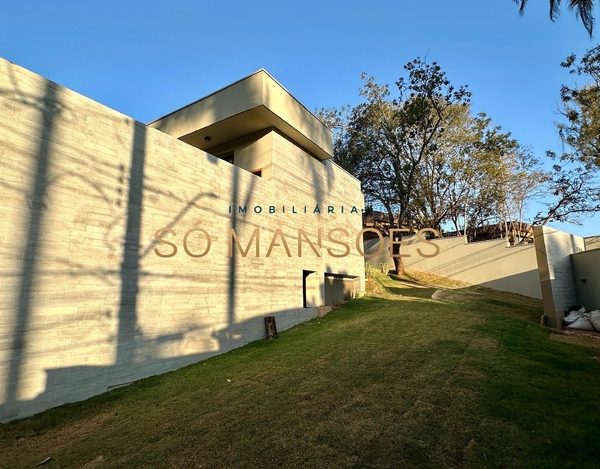 Linda casa linear em fase final de construção à venda no condomínio Vila Del Rey.