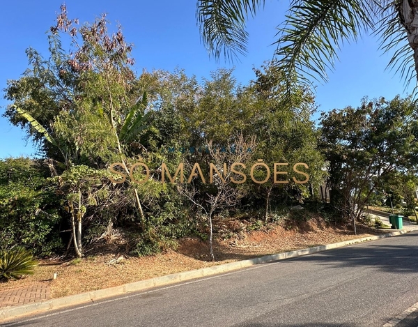 Lote plano de 800m² à venda no prestigiado condomínio Quintas do Sol