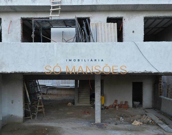 Casa de 550m² em construção à venda no condomínio Vila Alpina.