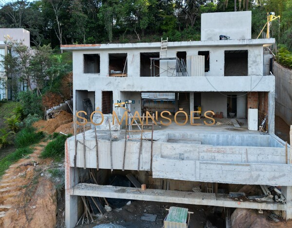 Casa de 550m² em construção à venda no condomínio Vila Alpina.