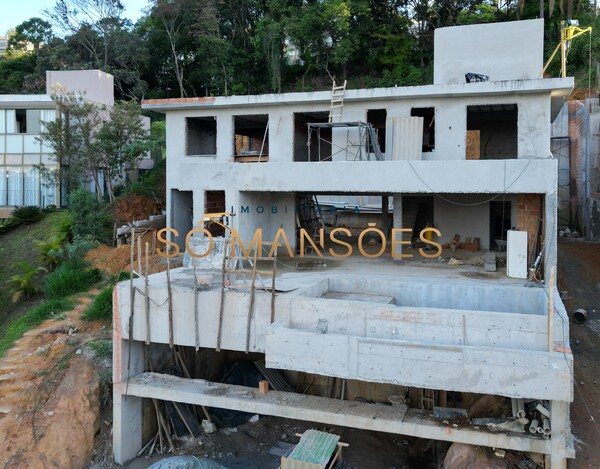 Casa de 550m² em construção à venda no condomínio Vila Alpina.