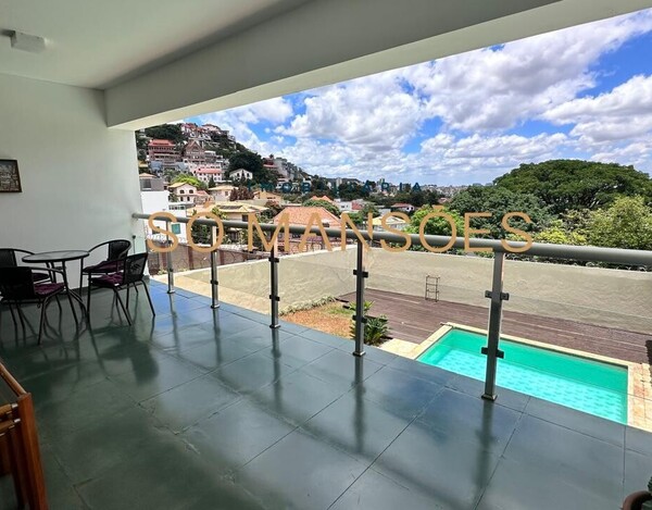 CASA À VENDA  DE 4 QUARTOS, 2 SUITES, NO BAIRRO MANGABEIRAS 