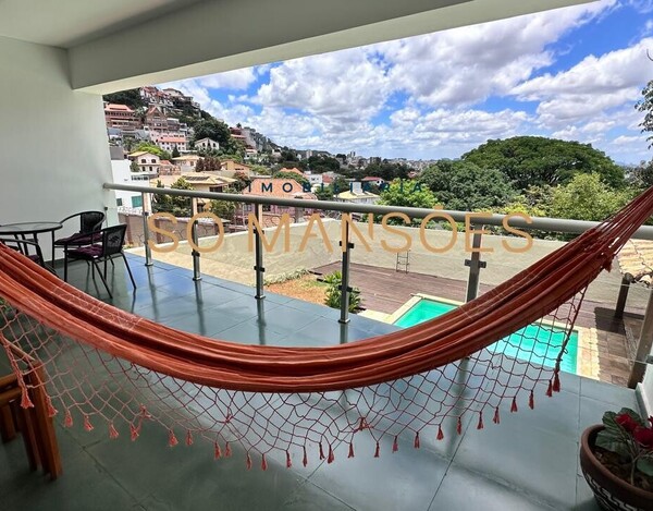 CASA À VENDA  DE 4 QUARTOS, 2 SUITES, NO BAIRRO MANGABEIRAS 