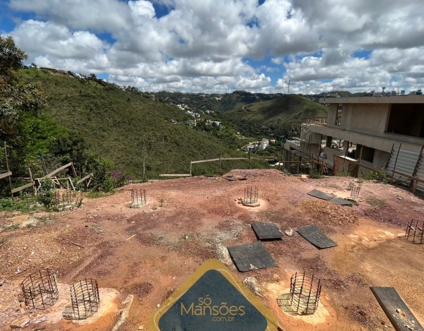 Oportunidade Única! Lote de 1211m² com Vista Definitiva no Condomínio Vila Alpina.